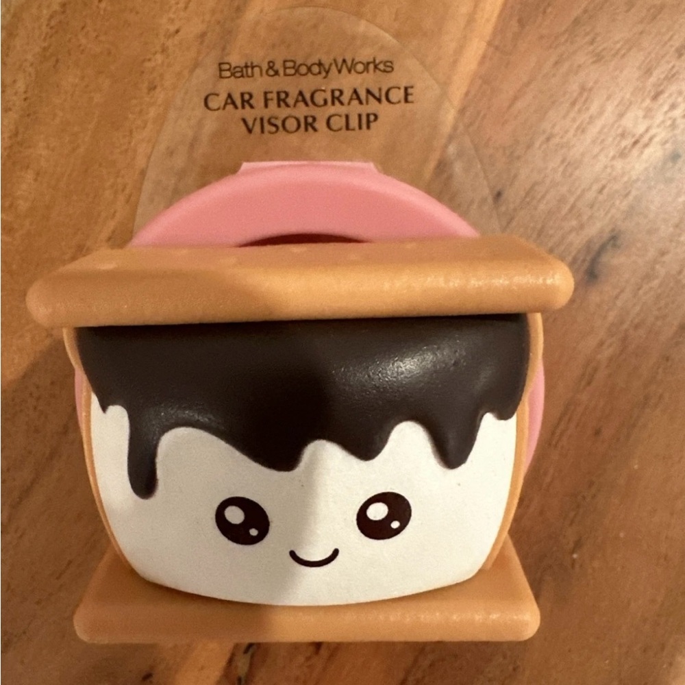 Bath & Body Works: Cute Smores Car Fragrance Scentportable Holder Visor Clip - Picture 2 of 3